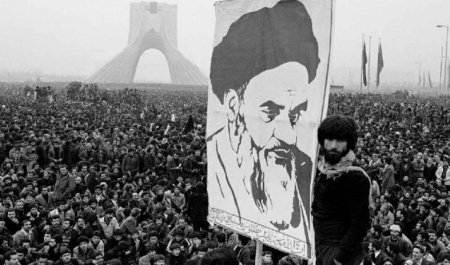 شاه از بحران عاشورا جان سالم بدر نبرد